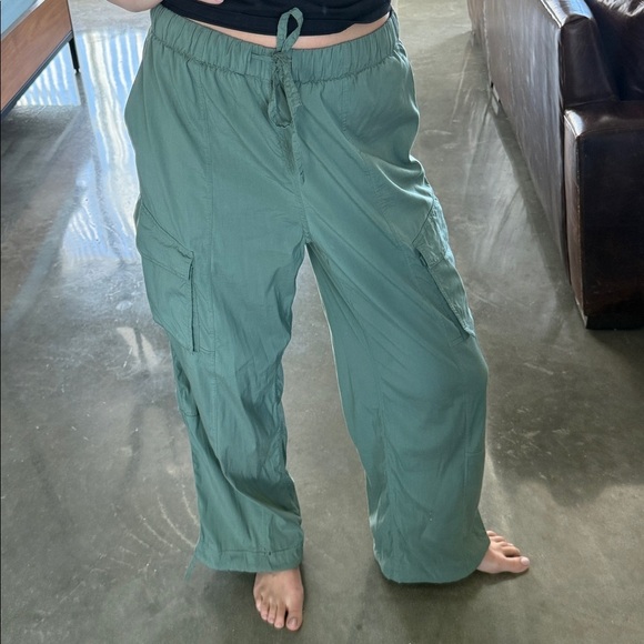 Lululemon Lightweight Adjustable Mid-Rise Cargo Pant - Picture 4 of 10